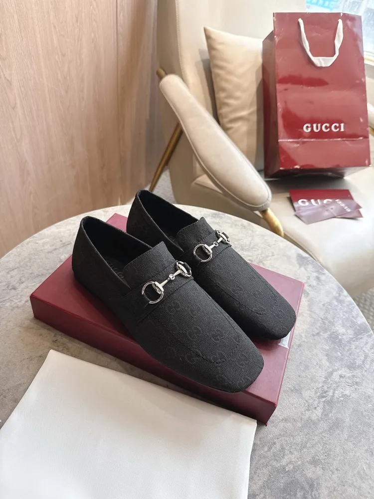 8995-1 黑G¥670（35-42）2026春夏系列全新上市。這款設計以義大利語“男孩”命名，為經典Horsebit馬銜扣樂福鞋注入新極簡風尚。這款樂福鞋甄選纖細鞋底和反向縫製工藝——這種製鞋工藝提供柔軟、舒適和靈活的貼合感，鞋履甄選輕