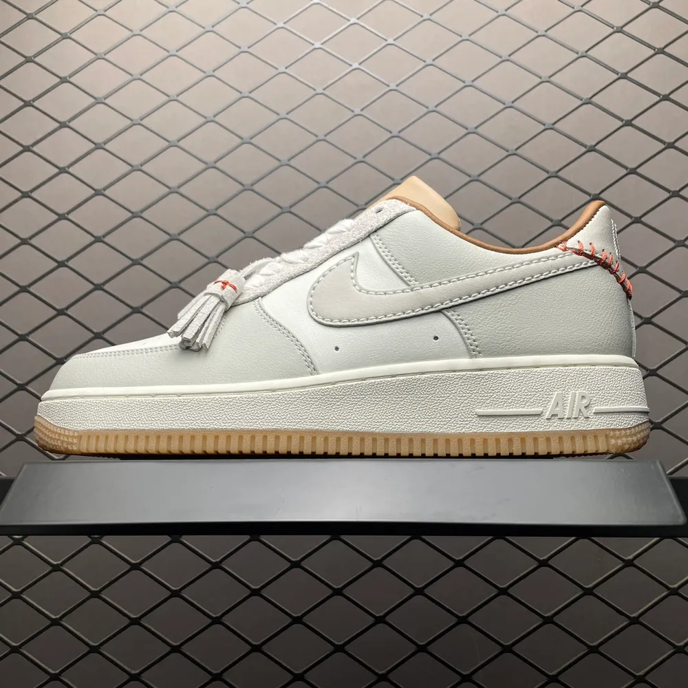 💰550 純原NK Air Force 1 Low 空軍一號低幫休閒板鞋 HF5697-001 原廠衝刀皮料切割乾淨 無任何毛邊 打造純正空軍 全掌內建蜂窩氣墊 原盒配件 原廠中底鋼印、拉幫完美 全套原楦原模傾力打造完美版型 尺碼：36 