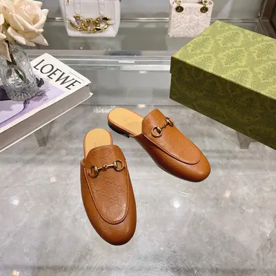 1803-1 黃棕¥650（35-41）作為Gucci設計傳承的傑出代表，Jordaan系列飾馬銜扣樂福鞋生動彰顯經典優雅格調。這款鞋履採用品牌標誌性字母交織圖案皮革，成就雋永經典。這款鞋履材質柔軟，廓形精緻流暢，彰顯日常優雅風範。