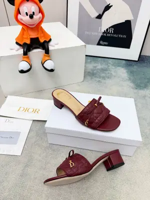 春夏新款Dior D-Lane 迪奧中跟拖鞋，經典風格。黑色牛皮革鞋面展示5D電秀藤格紋圖案，飾以金色飾面金屬 CD扣標誌，彰顯時尚氣質。加墊皮革內底打造舒適的穿著體驗，簡約的設計便於穿脫，打造休閒的造型。