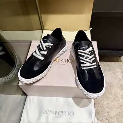 新款吉米周 JIMMY CHOO ，獨家發售，工廠價格批710、原版大底休閒小白鞋，採用最新工藝設計，立體感強👍多種工藝融合一起，顛覆時尚，超級有型！搭配超美。原版一比一