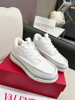 p750 VALENTINO專櫃新款華倫天奴中幫新款運動鞋！帥氣十足 檀健次 張藝興 李榮浩演繹，RUNBOOT運動鞋，輕盈舒適，大都市休閒感十足。