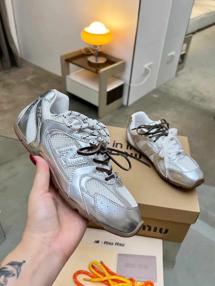 ￼ MIU MIU繆⁠繆‬ x New Balance NB530休閒‬運動鞋，當‬之無愧年度鞋‬王，Miu Miu x從New Balance 典⁠經‬！NB530運動‬鞋中汲取靈感，推出‬了‬自己的代迭‬版本530SL。該‬運動鞋採⁠用