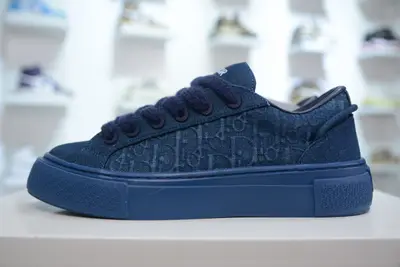 Dior B33 運動鞋2024秋季新品 重新詮釋經網球鞋 廣東純原大廠出品 時尚的廓形突顯厚實感採用全新的拉絨馬海毛針織面料突顯柔軟觸感與富有層次感的流行色彩彰顯Dior非凡的精湛工藝別具一格的加墊鞋舌點綴以壓花效果Dior標誌後側點綴以