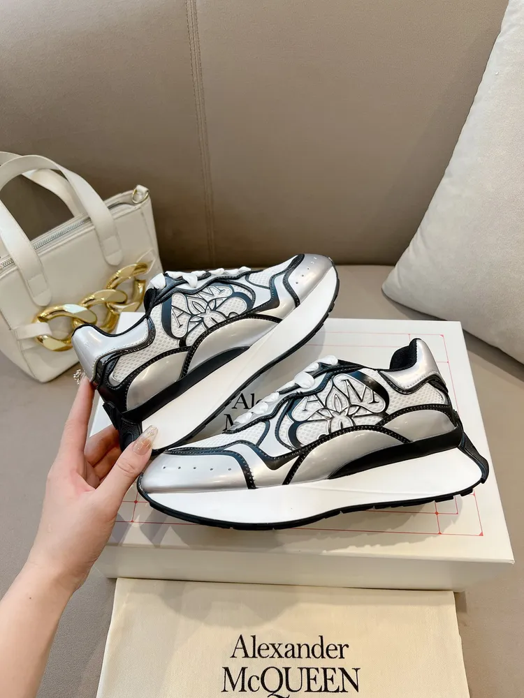 p720 𝐀𝐥𝐞𝐱𝐚𝐧𝐝𝐞𝐫 𝐌𝐜𝐐𝐮𝐞𝐞𝐧# 亞歷山大·麥昆🆕 2024早春Sprint跑鞋，3D立體裁片工藝，最新款式一如既往高階品質，做工細節清爽乾淨，原版一比一復刻，原版軟厚底，設計線條優秀  上腳