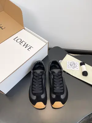 LOEWE..26羅意威秀場款，diy可愛搞怪運動鞋！大頭的鞋型非常好看而且有點小搞怪的感覺！鞋帶的小裝飾感覺還可以自己diy一下子！鞋側面依舊是經典的羅意威經典logo！增加辨識度其字型也有一定的藝術性！內裡柔軟舒適非常適合日常！！