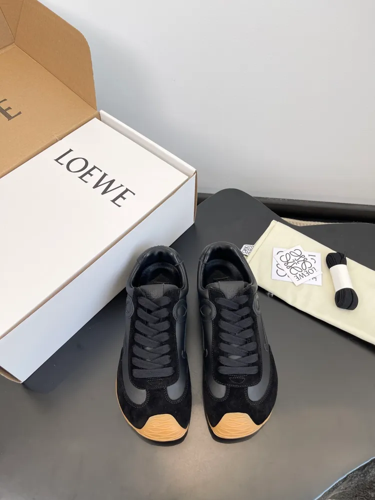LOEWE..26羅意威秀場款，diy可愛搞怪運動鞋！大頭的鞋型非常好看而且有點小搞怪的感覺！鞋帶的小裝飾感覺還可以自己diy一下子！鞋側面依舊是經典的羅意威經典logo！增加辨識度其字型也有一定的藝術性！內裡柔軟舒適非常適合日常！！