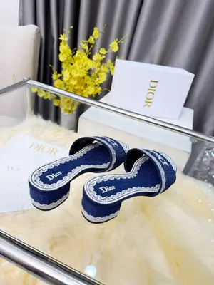 Dior 2026春夏系列中跟拖鞋，精緻優雅。鞋面5D設計，Dior標誌超有辨識度，日常或度假都能輕鬆駕馭。Oblique壓紋是Dior經典元素，搭配蕾絲刺繡，法式浪漫氛圍感拉滿！鞋底輕便，長時間穿也不累，實用又時髦，是春夏必入單品～