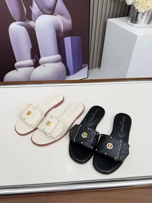 🌹🌹🌹Louis Vuitton路易威登2026春夏最新款  此款LV Frame平底穆勒鞋取材壓印微型Mongrum 的圖案的牛皮格  飾帶細節精緻考究  承襲Came  Box手袋翻蓋元素  點綴鉚釘與Lv標識  鞋底取自耐用皮革