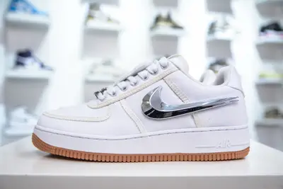 純原 Travis Scott x NK Air Force 1 TS聯名換鉤空軍一號 純白  高階零售新支線 全套原紙板楦頭開發 市場最完美空軍版型 原檔資料電繡 左腳紐扣章 Travis Scott 經典標誌哭臉 右腳紐扣章 TS廠牌 