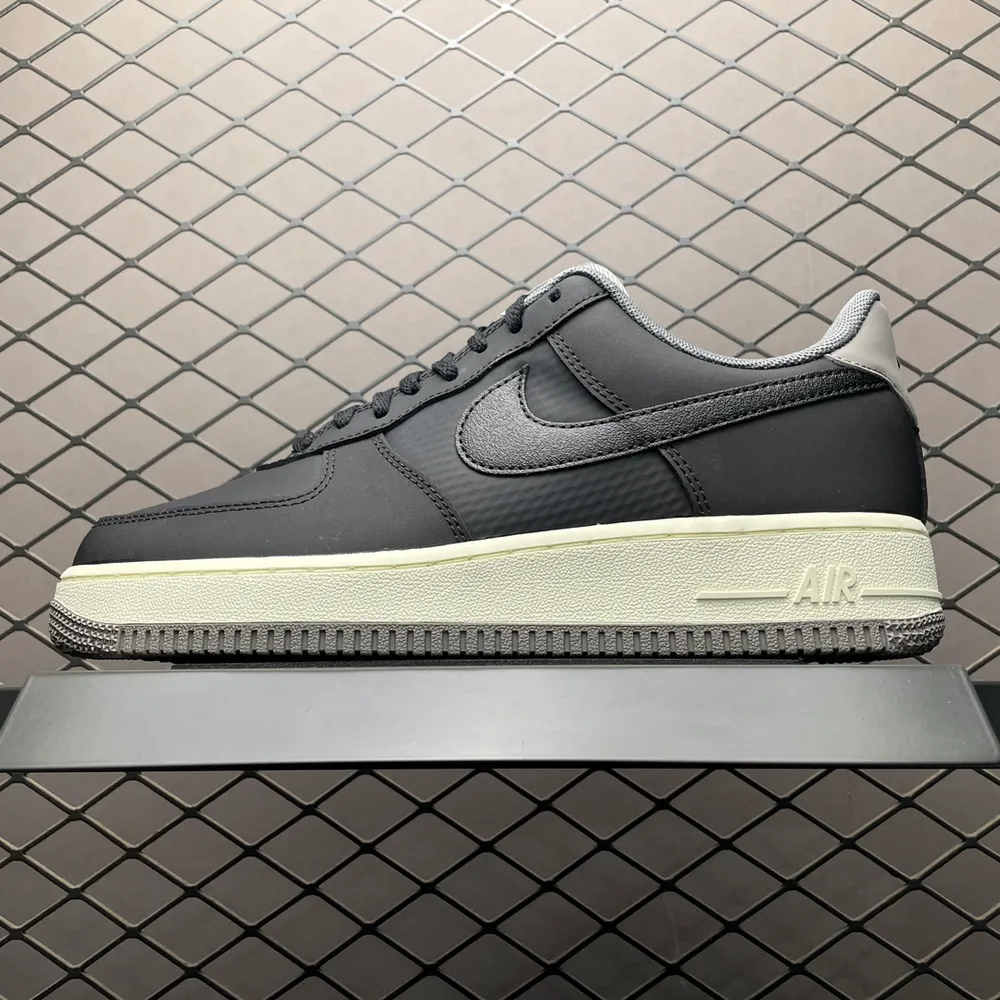 💰550 純原NK Air Force 1 Low 空軍一號低幫休閒板鞋 FZ5225-001 原廠衝刀皮料切割乾淨 無任何毛邊 打造純正空軍 全掌內建蜂窩氣墊 原盒配件 原廠中底鋼印、拉幫完美 全套原楦原模傾力打造完美版型 尺碼：36 