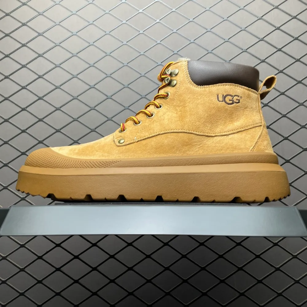 💰640  純原 UGG 客制款 中幫男士休閒鞋雪地靴馬丁靴系列 U6335M 廣東大廠品質 秋冬新款 時尚潮流搭配 面料釆用義大利進口磨砂牛皮 全鞋真牛皮材料 大底到五金都是代工廠原材料製作 日常隨意搭配 型男必備 尺碼：38 39 4