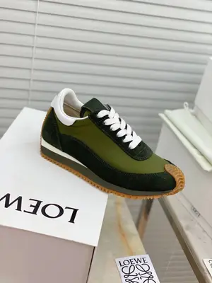 出廠價640 高版本軍綠👑—-—————LOEWE 羅意威2021早春新款內增高德訓鞋！上腳超級輕便、舒適，6cm 內增高更是小個子的福音！原版1:1頂級復刻！品質歡迎看實物對比🆚！供高階代購首選🟢鞋面精選原版進口牛皮拼接客供織布，原
