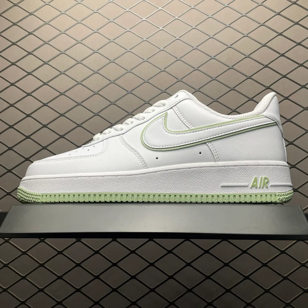 💰550 純原NK Air Force 1 Low 空軍一號低幫休閒板鞋 DV0788-105 原廠衝刀皮料切割乾淨 無任何毛邊 打造純正空軍 全掌內建蜂窩氣墊 原盒配件 原廠中底鋼印、拉幫完美 全套原楦原模傾力打造完美版型 尺碼：36 