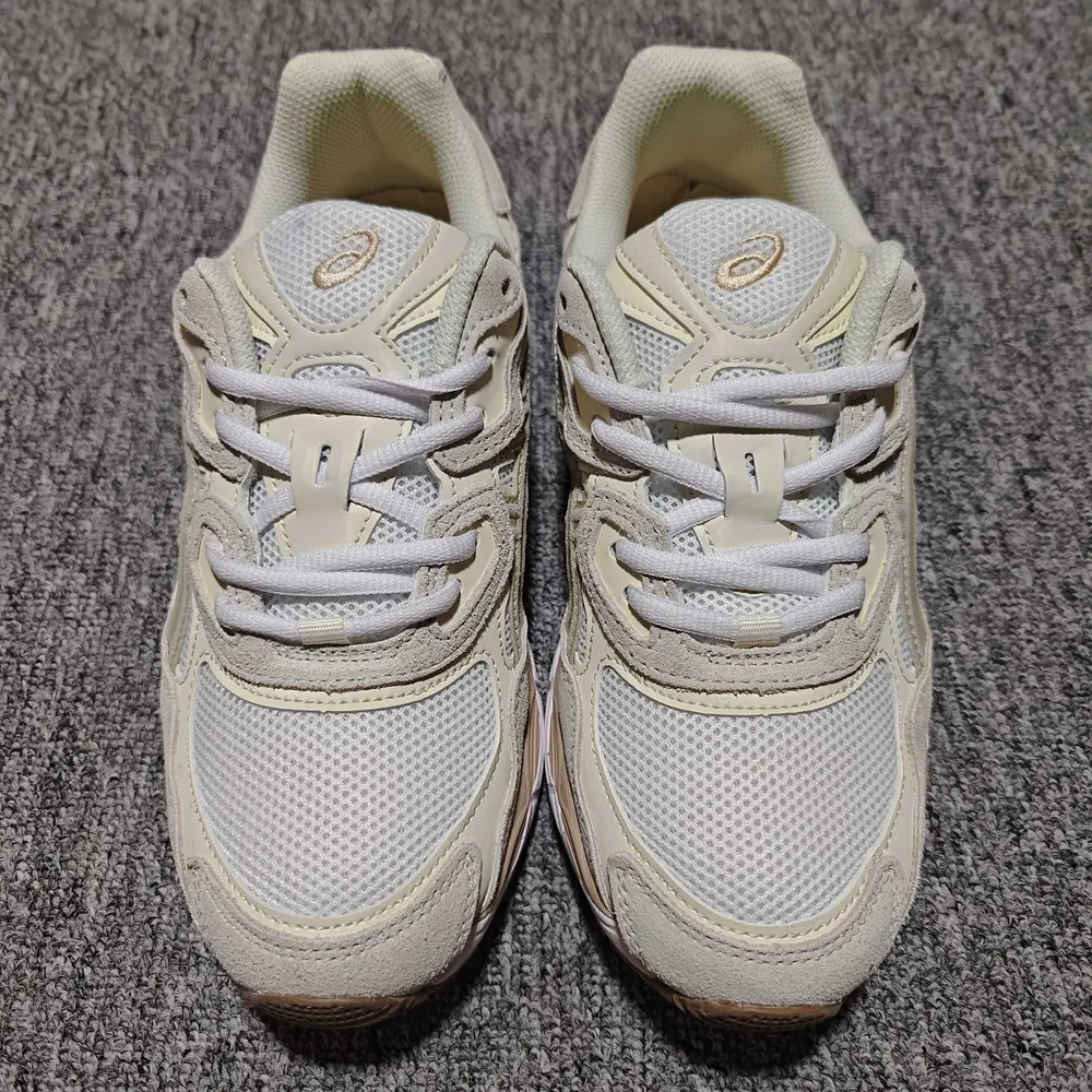 💰530  純原 Asics 亞瑟士 GEL-NYC 低幫運動休閒跑步鞋 1203A663-102 外貿平臺專供 大廠出品 細節到位 區別市面通貨 尺碼：36 37 37.5 38 39 39.5 40 40.5 41.5 42 42.5