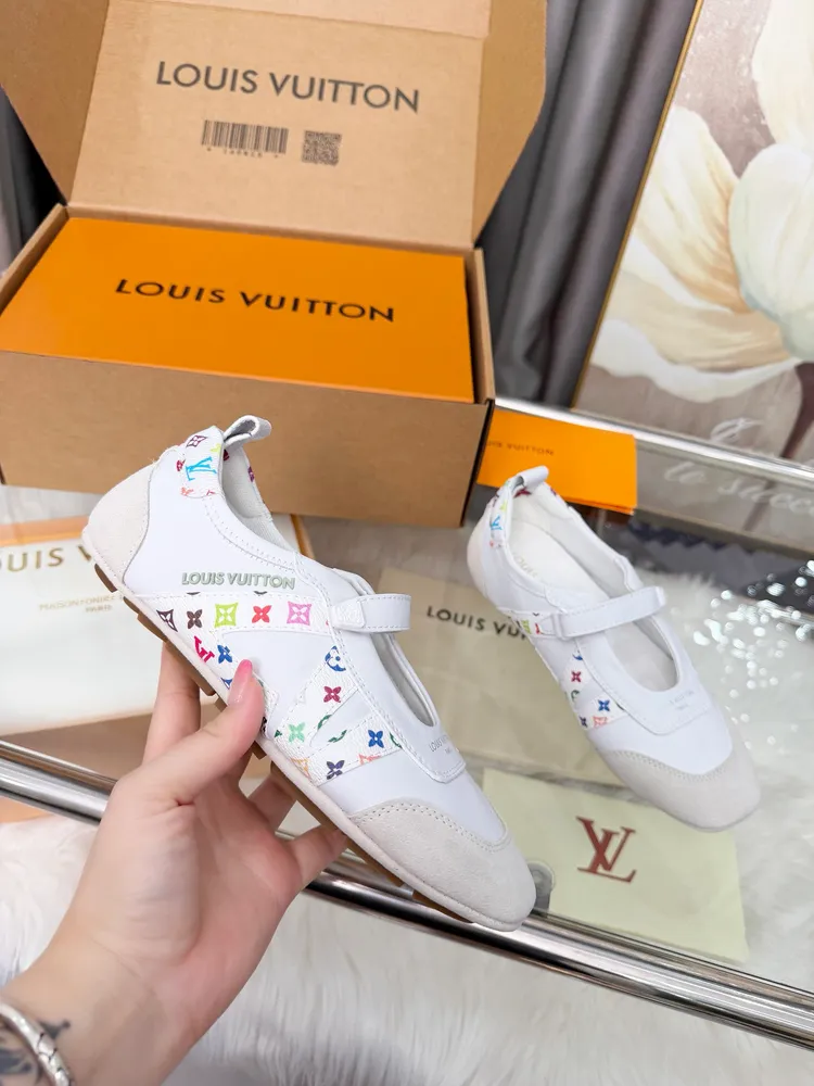 本款 LV Sneakerina 瑪麗珍鞋為柔軟羊皮革勾勒 Monogram 帆布飾邊，兼具運動鞋的舒適和芭蕾舞鞋的輕盈，搭配可調節魔術貼鞋帶。柔軟 TPU 外底點綴品牌經典標識。