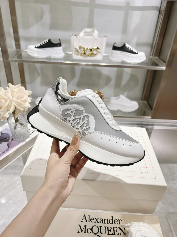 新色官網同步ALEXANDER MCQUEEN/亞歷山大麥昆 2024春夏男Sprint運動情侶款 鞋側面飾有時尚個性字母seal Logo標誌 全皮工藝 高版本油邊 內裡羊皮 牛皮墊腳，不脫層不褪色，最新精美全套包裝 另配有一幅鞋帶 女3