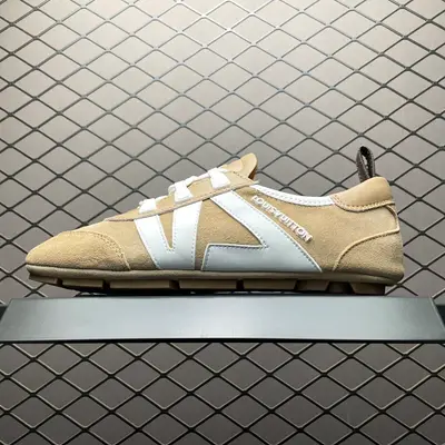 💰569 外貿走量專供 Louis Vuitton 春夏 Sneakerina LV 路易威登 系列運動鞋 德訓鞋 平底鞋休閒鞋 該款以絲滑絨面牛皮革塑造流暢線條，兼具芭蕾舞鞋的輕盈構型和運動鞋的舒適質感，側面標識和Monogram 帆布