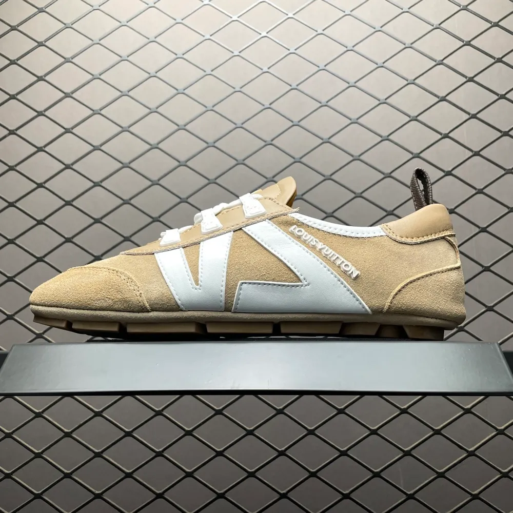 💰569 外貿走量專供 Louis Vuitton 春夏 Sneakerina LV 路易威登 系列運動鞋 德訓鞋 平底鞋休閒鞋 該款以絲滑絨面牛皮革塑造流暢線條，兼具芭蕾舞鞋的輕盈構型和運動鞋的舒適質感，側面標識和Monogram 帆布