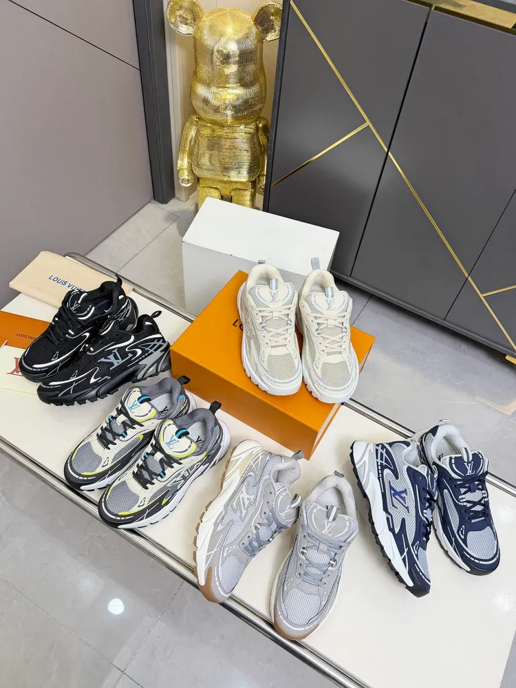 🔥🔥🔥 出廠價：750🔥🔥LV Run 2.0運動鞋，採用網布➕牛皮拼接，透氣又有支撐力。厚橡膠鞋底，緩震舒適，日常穿搭或輕運動都OK！鞋側LV標誌超有辨識度，時尚感拉滿✨。鞋舌和後跟拉環設計，穿脫更方便，整體簡約現代，百搭不挑風
