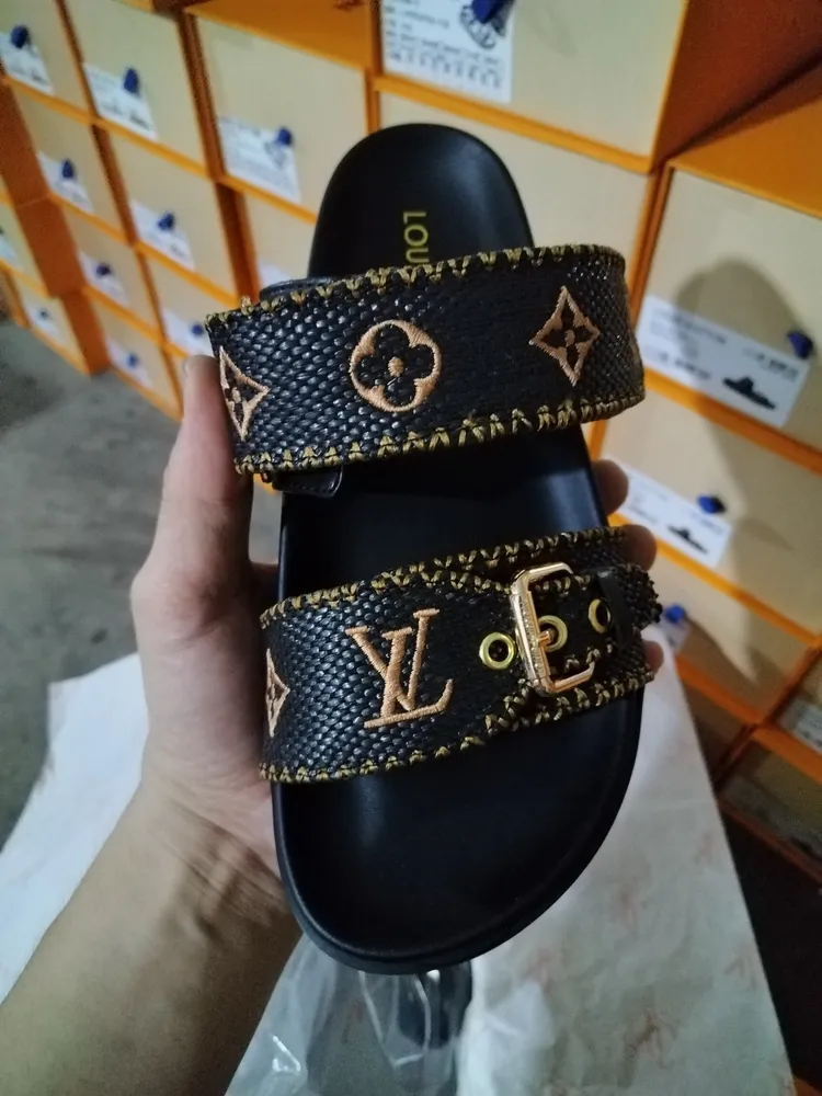 Louis Vuitton路易威登春夏新款拖鞋火爆上市，1:1高階定製，秒殺一切仿品，原版開模LOGO裝飾，既時尚又美觀，面料:進口壓花牛皮，內裡羊皮，精美原版鞋楦，大底原版開模，鞋底加水臺4釐米。碼數35—42,多色色可選帶圖下單，新色會
