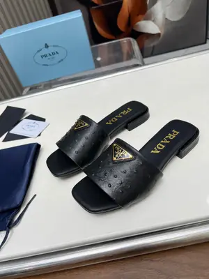 600💰 🔥🔥市場頂級版🔥🔥✨Prada/普拉達2024ss🌟平底涼拖，💥 面料 原版鴕鳥紋牛皮 羊皮內裡，原版義大利真皮大底，跟高:2cm 碼數：35一42（41-42定） 5色供應中