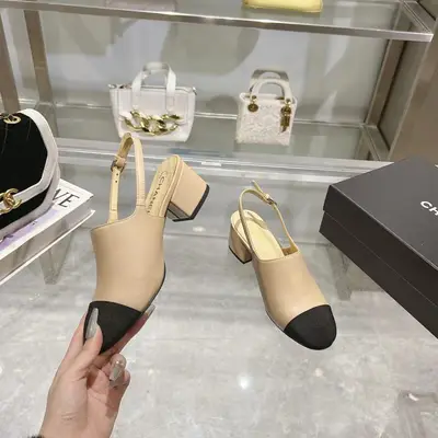 𝐂𝐇𝐀𝐍𝐄𝐋★小香 春夏新品 專櫃新款涼鞋電繡永不褪去的經典元素 💋展現與眾不同的穿搭風格美到無話可說 夏季必入款……     鞋面：進口羊皮
