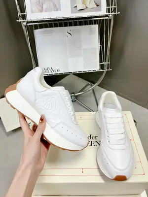 出廠價710 官網同步上新ALEXANDER MCQUEEN/亞歷山大麥昆 2023春夏男女Sprint運動情侶款 鞋側面飾有時尚個性字母seal Logo組合雕花標誌 內裡網 牛皮墊腳 最新精美全套包裝 另配有一幅鞋帶 35-40