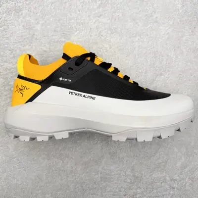 💰595 Arcteryx Vertex Alpine GTX 始祖鳥阿爾卑斯山頂峰系列低幫越野徒步戶外運動登山運動鞋 這款GORE-TEX鞋履適合希望在技術路線上更快前進的山地跑步者穿著，無需擔心地形條件如何。中底的Rocker Geo