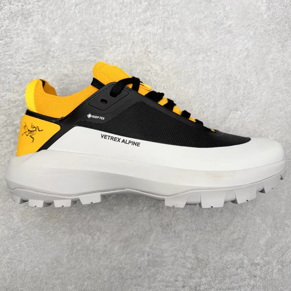 💰595 Arcteryx Vertex Alpine GTX 始祖鳥阿爾卑斯山頂峰系列低幫越野徒步戶外運動登山運動鞋 這款GORE-TEX鞋履適合希望在技術路線上更快前進的山地跑步者穿著，無需擔心地形條件如何。中底的Rocker Geo