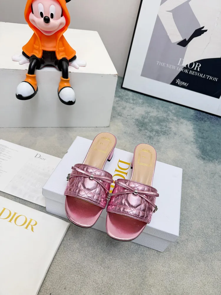 春夏新款Dior D-Lane 迪奧中跟拖鞋，經典風格。黑色牛皮革鞋面展示5D電秀藤格紋圖案，飾以金色飾面金屬 CD扣標誌，彰顯時尚氣質。加墊皮革內底打造舒適的穿著體驗，簡約的設計便於穿脫，打造休閒的造型。