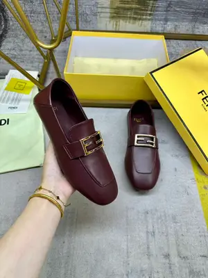 最新FENDI 樂福鞋，酒紅軟羊皮面料，金色扣件，羊皮內裡墊腳，35-42碼，跑量價610