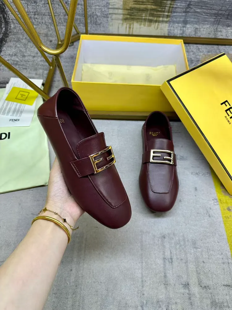 最新FENDI 樂福鞋，酒紅軟羊皮面料，金色扣件，羊皮內裡墊腳，35-42碼，跑量價610