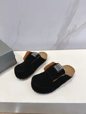 p690  巴黎世家 × Scholl 聯名包頭拖鞋🖤 正式登場。