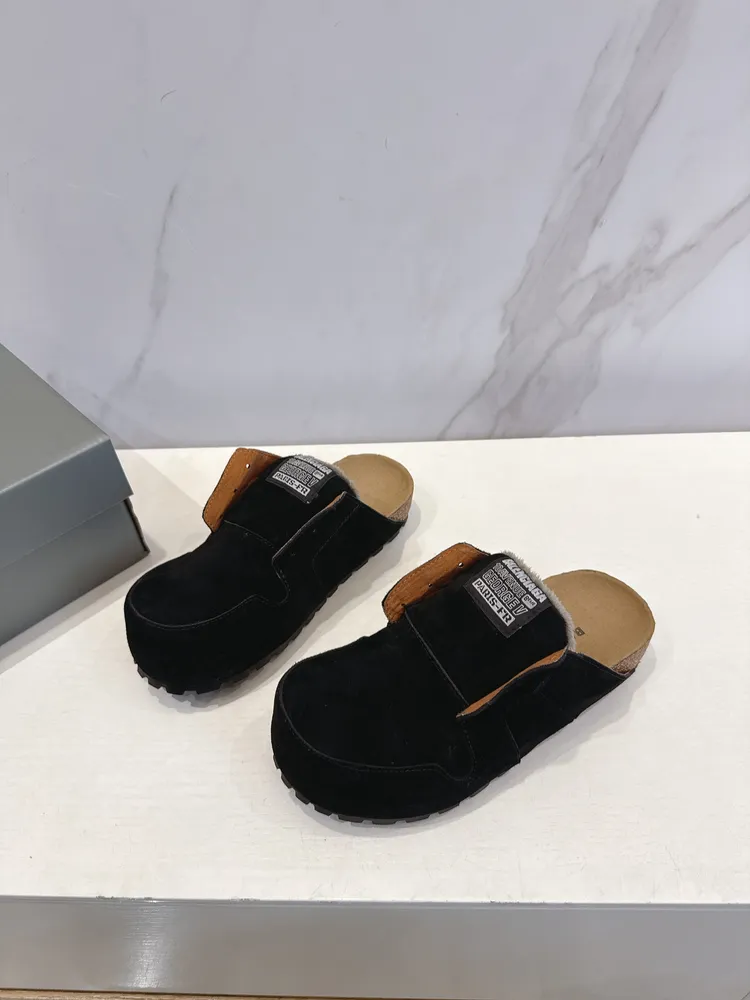 p690  巴黎世家 × Scholl 聯名包頭拖鞋🖤 正式登場。