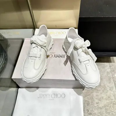 新款吉米周 JIMMY CHOO ，獨家發售，工廠價格批710、原版大底休閒小白鞋，採用最新工藝設計，立體感強👍多種工藝融合一起，顛覆時尚，超級有型！搭配超美。原版一比一