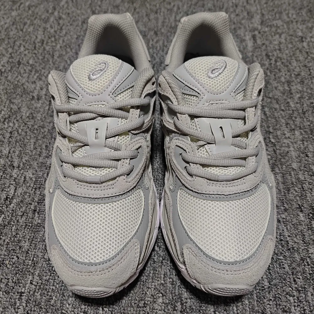 💰530  純原 Asics 亞瑟士 GEL-NYC 低幫運動休閒跑步鞋 1203A663-101 外貿平臺專供 大廠出品 細節到位 區別市面通貨 尺碼：36 37 37.5 38 39 39.5 40 40.5 41.5 42 42.5