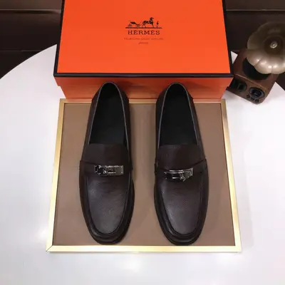 工廠💰【愛馬仕 HERMES】（牛皮內裡）🍀義大利頂級奢侈🍀他不追求新奇的款式和華麗的色彩，以其完美無瑕、優雅、經典的風格吸引著成功男士的青睞正裝皮鞋 這款非常非常舒適，簡潔穩重的款式讓您輕鬆搭配任何風格！版型絕對原版套楦1:1精製，
