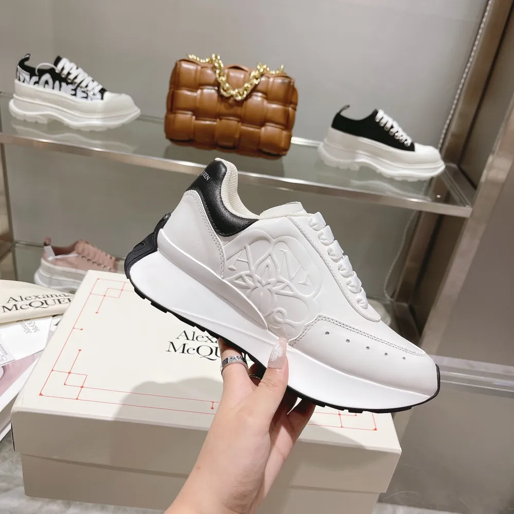 出廠價710 Alexander McQUEEN 麥昆🆕最新款式一如既往高階品質，做工細節清爽乾淨，原版一比一復刻，原版軟厚底，設計線條優秀✨上腳絕對精彩，舒適度超級贊……2022 春季新款 獨家上新🎉🎉🎉進口環保牛皮，環保磨砂皮，