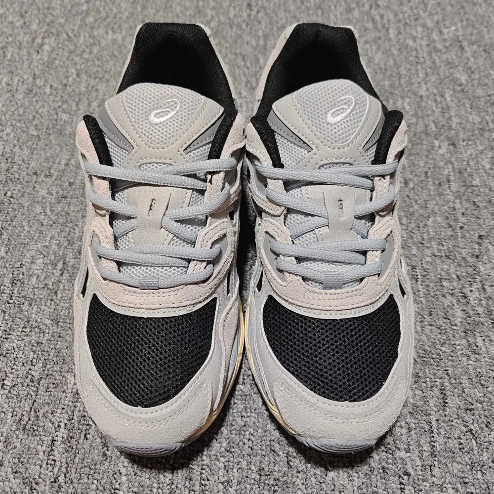 💰530  純原 Asics 亞瑟士 GEL-NYC 低幫運動休閒跑步鞋 1203A383-004 外貿平臺專供 大廠出品 細節到位 區別市面通貨 尺碼：36 37 37.5 38 39 39.5 40 40.5 41.5 42 42.5