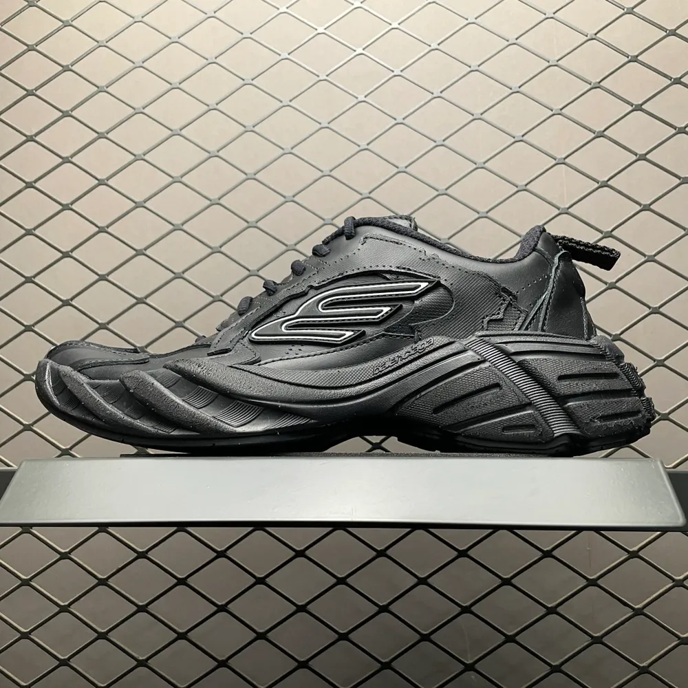 💰720 純原Balenciaga 巴黎世家 MONDAY 做舊休閒運動鞋 其前衛的設計、誇張的體積和反光細節賦予其特別的輪廓 採用頭層牛皮材質製成，帶來良好腳感，外觀全新造型，鞋身富有潮流感且易穿搭，正確做舊，多層組合橡膠大底防滑耐磨 