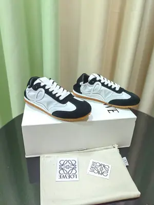 出廠價640 高版本👑LOEWE 羅意威2024新款德訓鞋！上腳超級輕便、舒適，原版1:1頂級復刻！品質歡迎看實物對比🆚！供高階代購首選🟢鞋面精選原版進口牛皮拼接客供織布，原版進口水染羊皮內裡➕牛皮墊腳，按原版開模耐磨防滑大底，碼數3