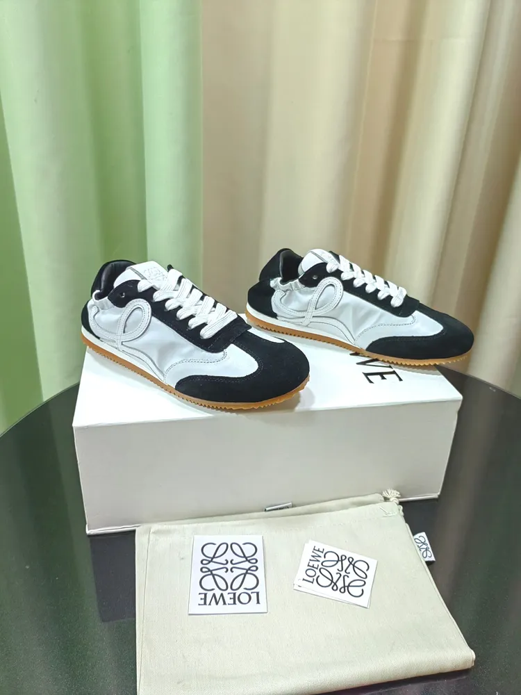 出廠價640 高版本👑LOEWE 羅意威2024新款德訓鞋！上腳超級輕便、舒適，原版1:1頂級復刻！品質歡迎看實物對比🆚！供高階代購首選🟢鞋面精選原版進口牛皮拼接客供織布，原版進口水染羊皮內裡➕牛皮墊腳，按原版開模耐磨防滑大底，碼數3