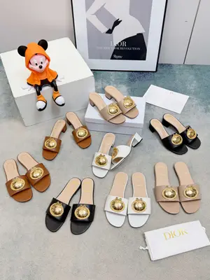 春夏新款Dior D-Lane 迪奧中跟拖鞋，經典風格。黑色牛皮革鞋面展示5D電秀藤格紋圖案，飾以金色飾面金屬 扣標誌，彰顯時尚氣質。加墊皮革內底打造舒適的穿著體驗，簡約的設計便於穿脫，打造休閒的造型。