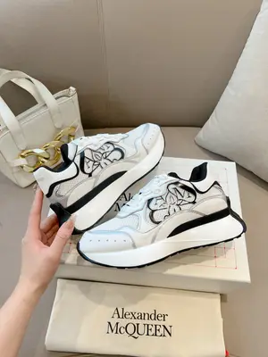 p720 𝐀𝐥𝐞𝐱𝐚𝐧𝐝𝐞𝐫 𝐌𝐜𝐐𝐮𝐞𝐞𝐧# 亞歷山大·麥昆🆕 2024早春Sprint跑鞋，3D立體裁片工藝，最新款式一如既往高階品質，做工細節清爽乾淨，原版一比一復刻，原版軟厚底，設計線條優秀  上腳
