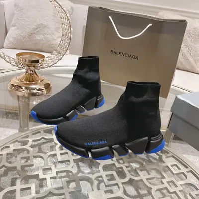 【Balencia*】巴黎**2020升級版推出的 Speed 2.0 版本出廠價650，採用了和初代一致的外觀設計，不過細看可以發現鞋底改為 5 塊中底組成，增強了對腳部不同區域的支撐性。