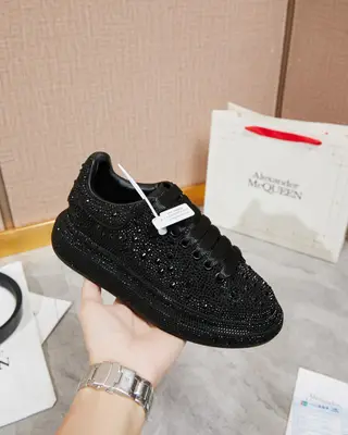 品牌：麥昆，碼數：女34-42男39-46價格：670男+10， 材質：面料進口真絲絨布＋進口捷克閃鑽內裡：頭層水染羊皮裡大底：原版進口抽真空大底＋進口捷克閃鑽底厚：5公分包裝：全套原版包裝，手提袋，布袋，合格證，發票