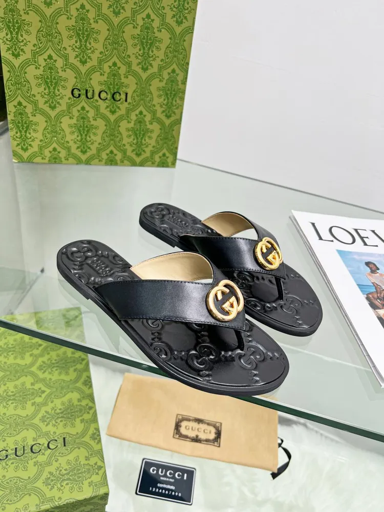 Gucc！古奇最新款平底夾腳拖鞋火爆上市。原版1：1複製。原版五金扣開模。《中低雙G大Logo原版開模》穿腳特別舒服，大牌名星最愛的奢侈品。