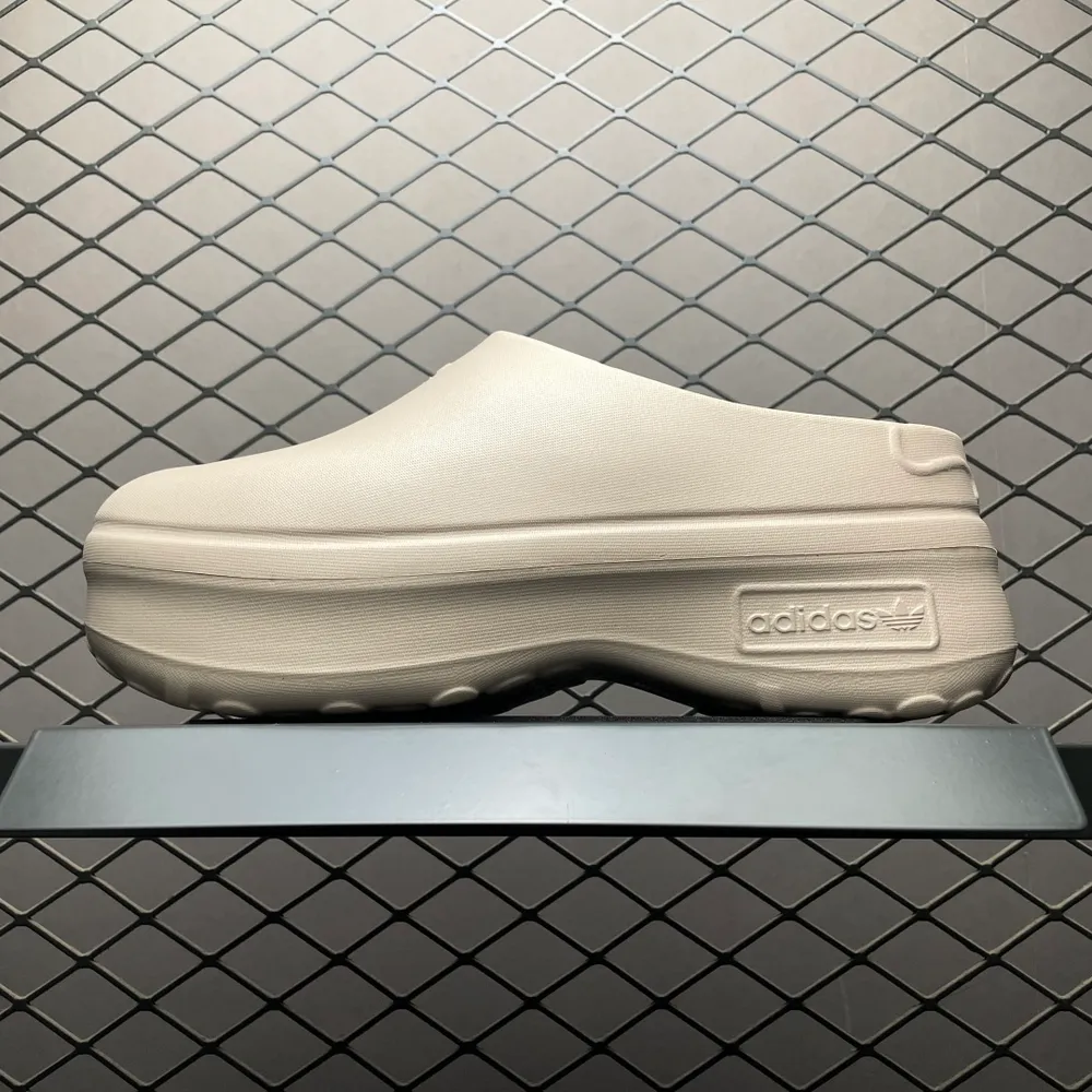 💰440   AD 阿迪 Originals AdiFOM Stan Smith Mule 慕勒 輕便休閒涼鞋 廚師鞋 拖鞋 輕鬆腳感 一穿即走 這款拖鞋旨在致敬經典的Stan Smith 簡約鞋面和後跟細節靈感源於原版 並通過厚實的比例