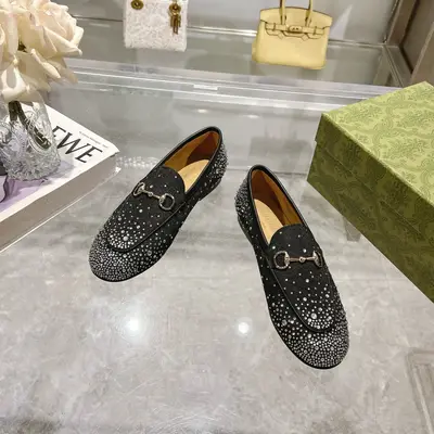 1819-1 黑G鑽 ¥690（35-41）作為Gucci設計傳承的傑出代表，Jordaan系列飾馬銜扣樂福鞋生動彰顯經典優雅格調。這款鞋履採用品牌標誌性字母圖案帆布，成就雋永經典。這款鞋履材質柔軟，廓形精緻流暢，彰顯日常優雅風範。